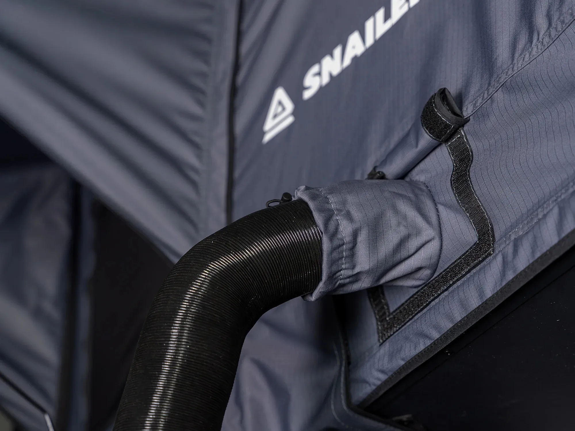 Tente de toit SNAILER® Abis MAX à coque rigide ouverture latérale