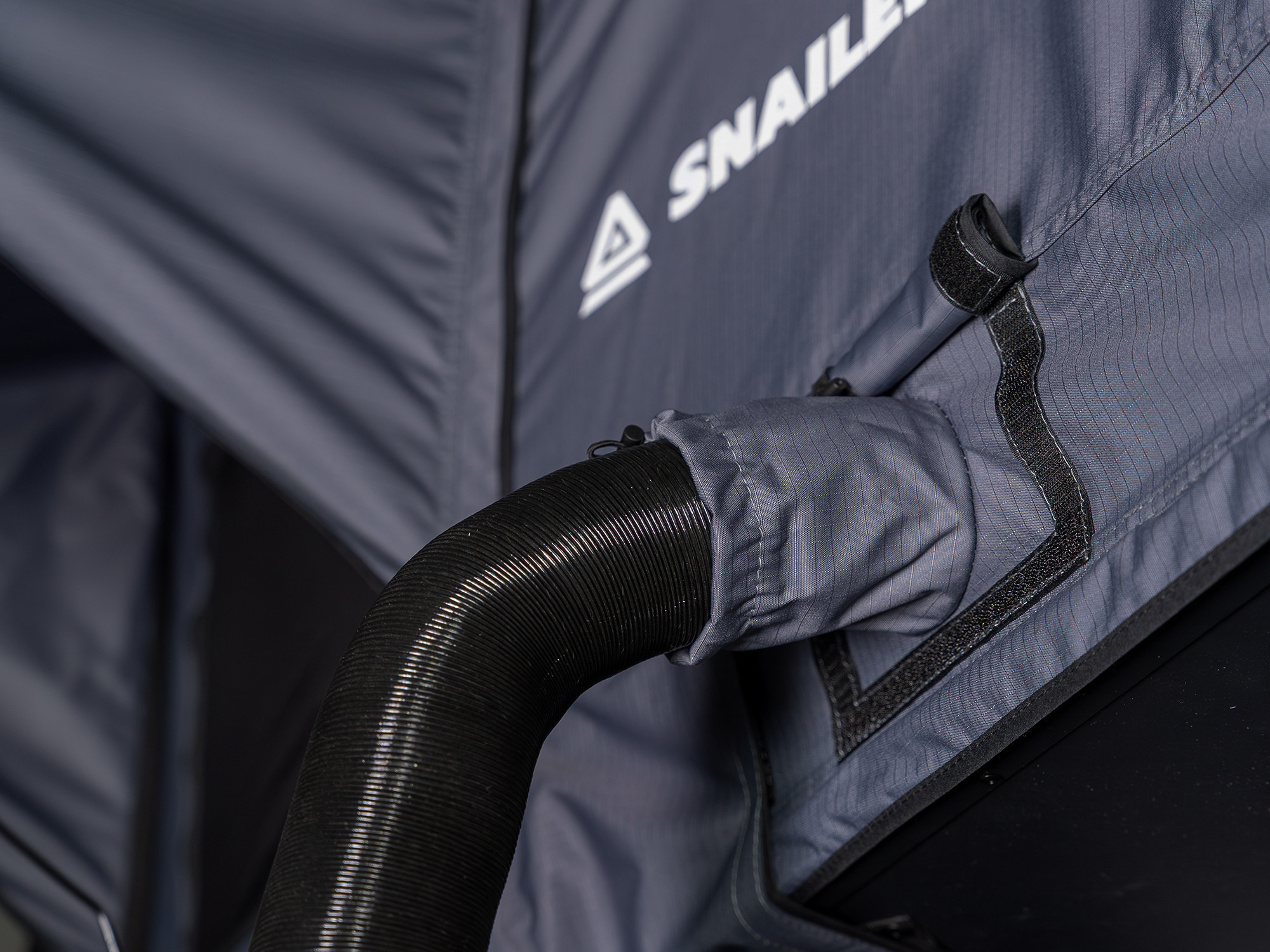 Tente de toit SNAILER® Abis MAX à coque rigide ouverture latérale