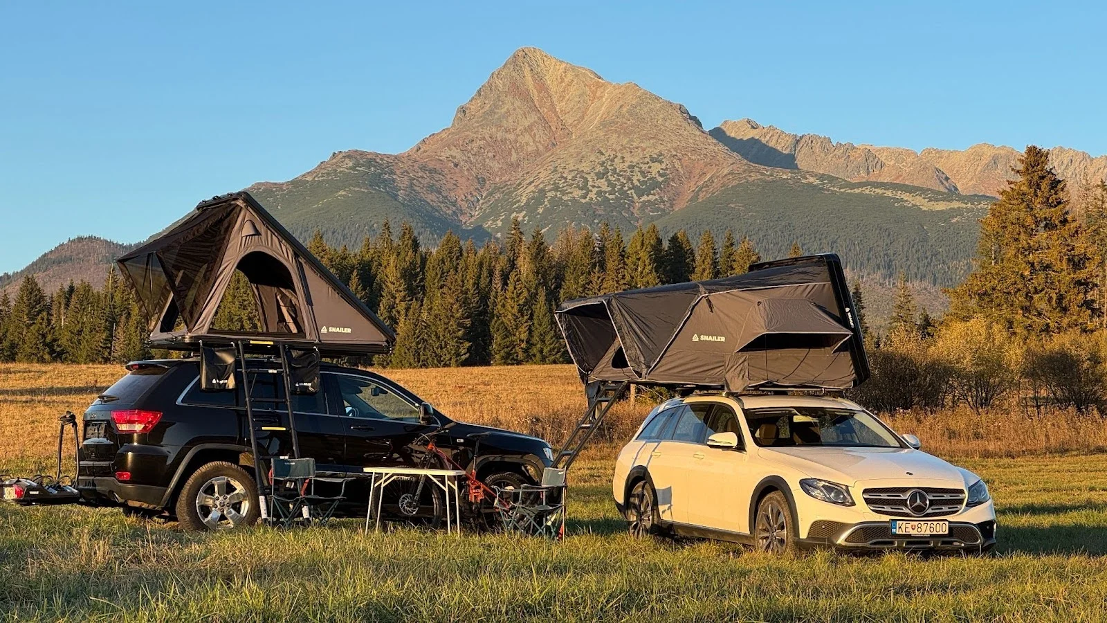 Tente de toit SNAILER Alduo à coque en aluminium et tente à coque SNAILER Abis avec ouverture latérale - camping devant les Hautes Tatras