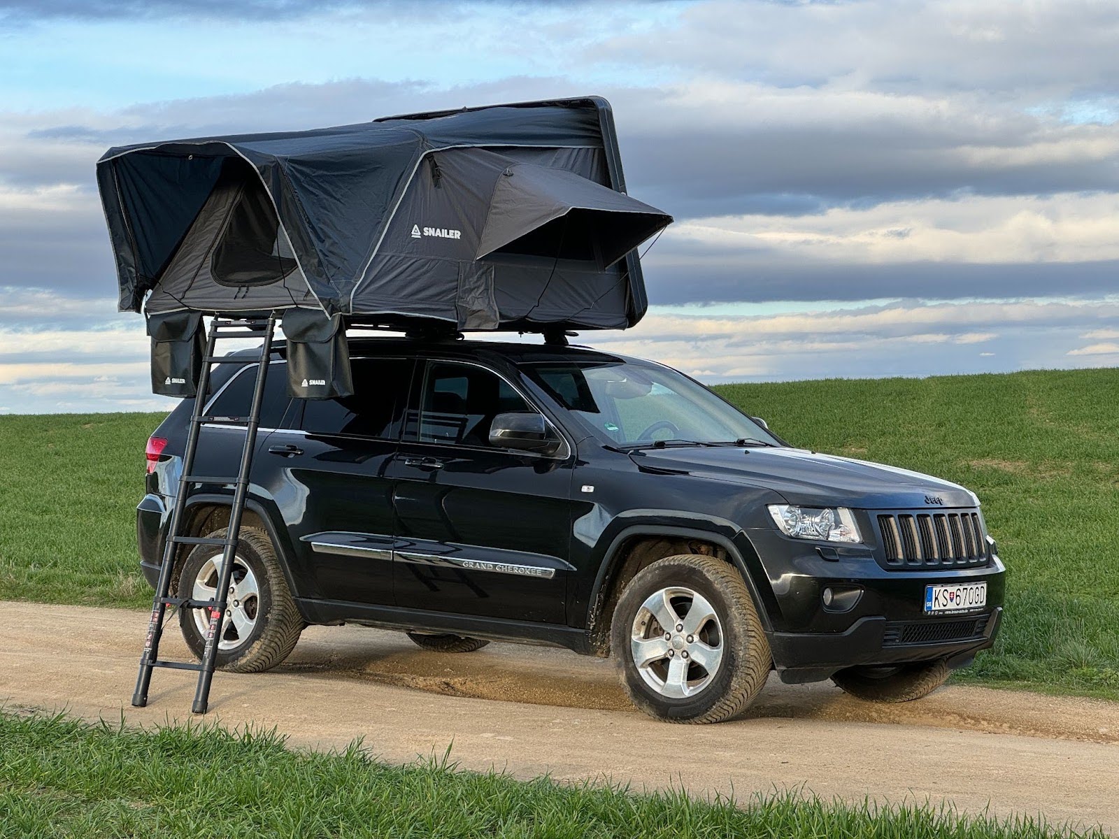 Tente de toit à ouverture latérale (SNAILER Abis) montée sur un Jeep Grand Cherokee
