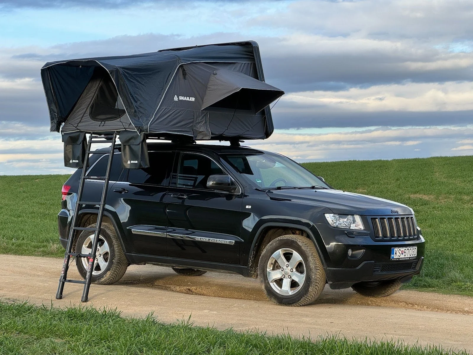 Tente de toit à ouverture latérale (SNAILER Abis) montée sur un Jeep Grand Cherokee