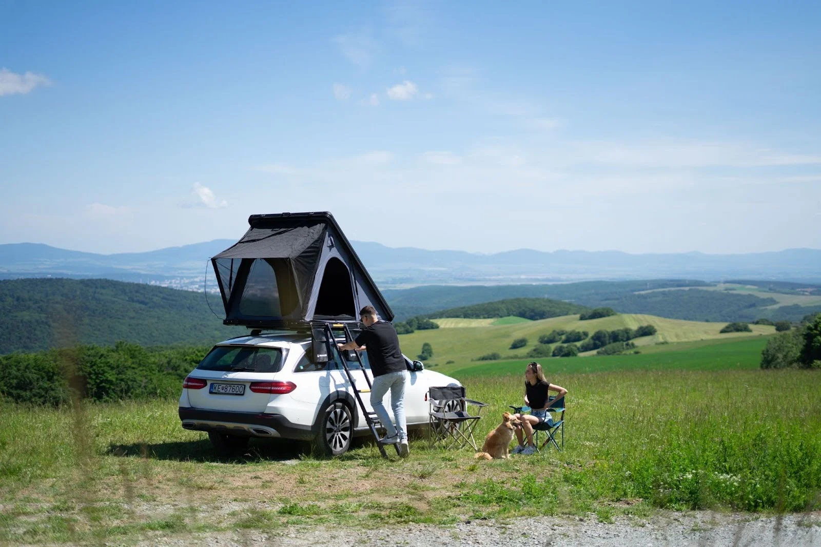 Tente de toit SNAILER Alduo montée sur un Mercedes Classe E All-terrain dans la nature de l'est de la Slovaquie